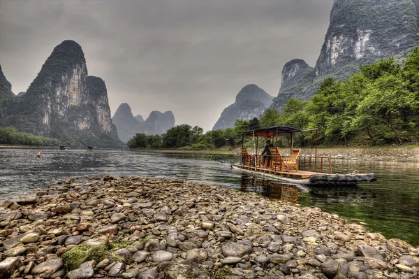 Bamboo raft on Lijiang River, amid karst hills, Guangxi, China. — Stock Photo, Image