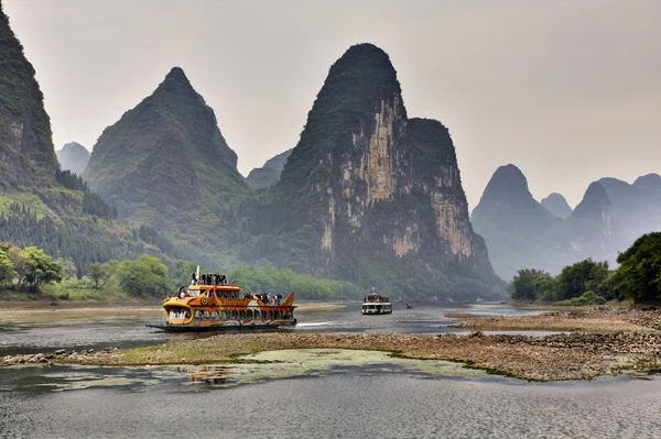 Turystyczne rejsy statkiem po rzece Li w Guilin, Yangshuo, Kuangsi, Chiny — Zdjęcie stockowe