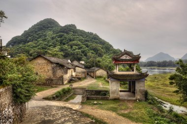 Taş ağaç dikme pagoda dağ köyü, kırsal Çin girişinde