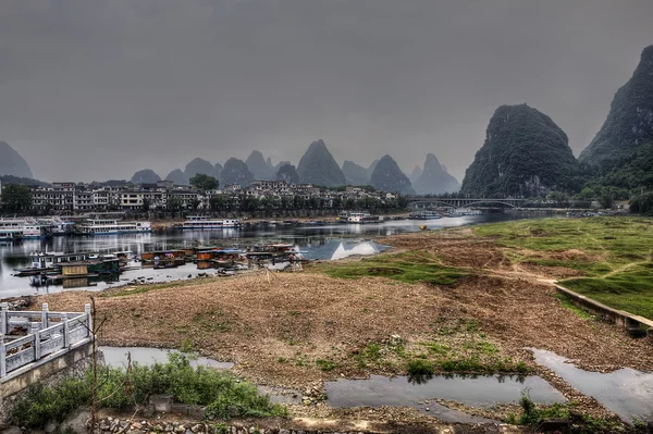 Rivier schepen pier op de Lijiang rivier, Yangshuo, provincie Guangxi, C — Stockfoto