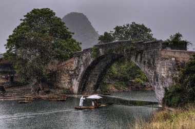 Dragon Köprüsü Yulong nehir, Yangshuo, Guilin, Guangxi eyaleti, Çin.