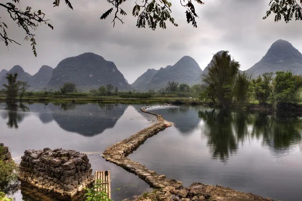 Dam op de rivier de Yulong, temidden van de karst heuvels, Guilin, Guangxi, China. — Stockfoto