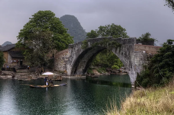 Cruising på bambu båt i Yulong River, Guilin, Guangxi, Kina — Stockfoto