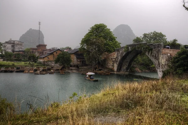 Dragon Bridge op Yulong rivier, Yangshuo, Guilin, provincie Guangxi, China. — Stockfoto