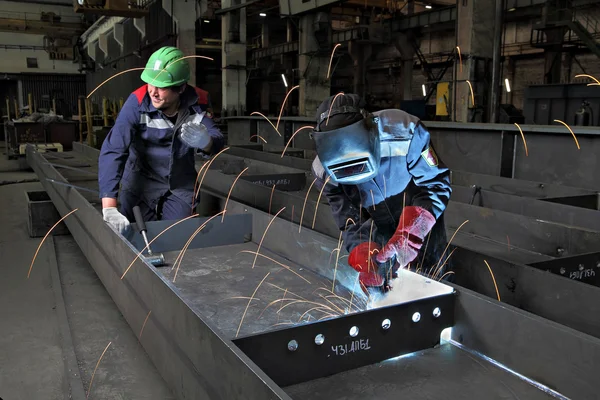 Proces svařování v továrně na výrobu mostních konstrukcí — Stock fotografie