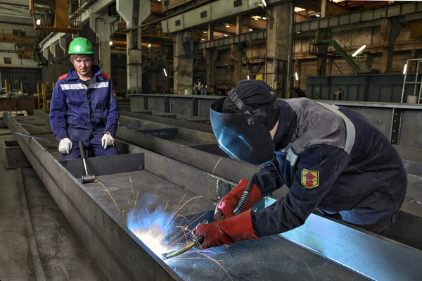 Worker welder manually weld steel sheets using gas torch, MIG. — Stock Photo, Image