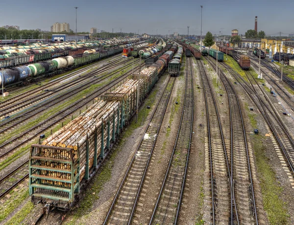 Pronto para entrega vagões de carga quintal de classificação de ferrovias russas . — Fotografia de Stock
