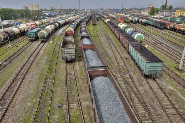 Transporte de comboios de mercadorias em vias férreas comerciais, São Petersburgo . — Fotografia de Stock