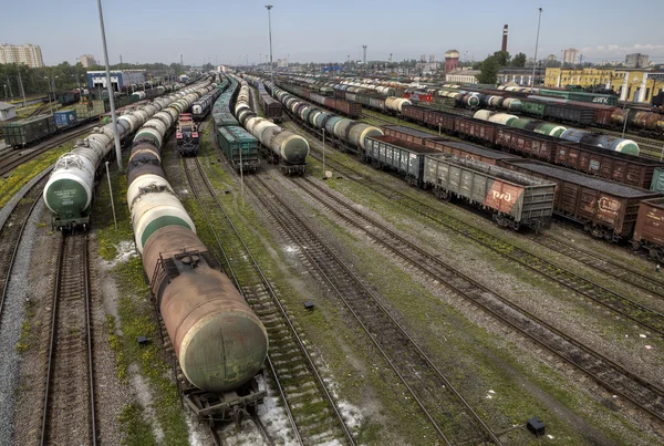 Tanque de óleo e trens em trilhos ferroviários, pátio de classificação, Rusia . — Fotografia de Stock