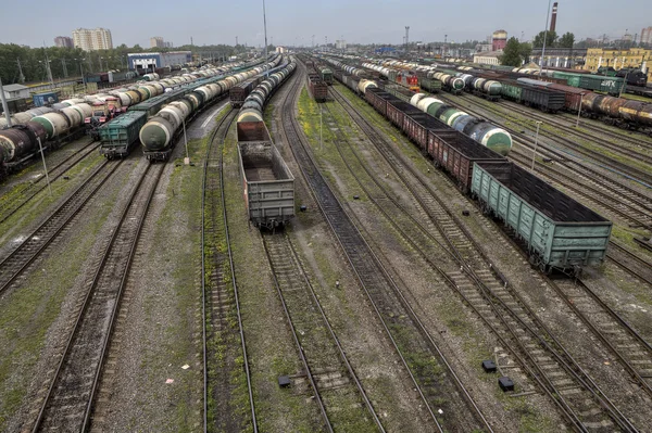 Lege cargo containers op spoorweg, rangeerterrein, Russische spoorwegen. — Stockfoto