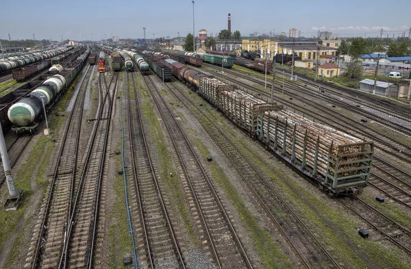 Clasificación de ferrocarriles patio muchos coches de carga se alinean, Rusia . — Foto de Stock