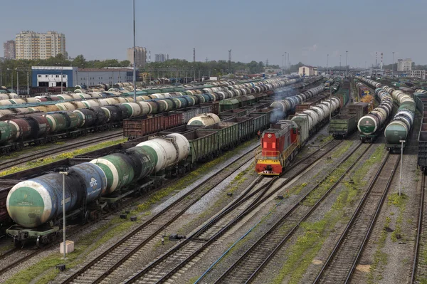 Tolatási udvarán parkolt tehervonatok vasút. — Stock Fotó