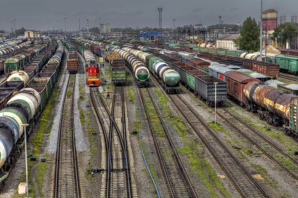 Készen áll a áruszállító vonatok indulnak a tolatási udvar, Oroszország. Stock Kép
