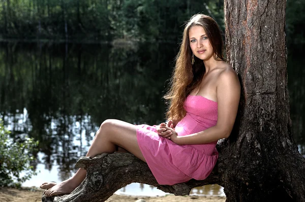 ผู้หญิงวัยรุ่นพักผ่อนบนธรรมชาติ — ภาพถ่ายสต็อก