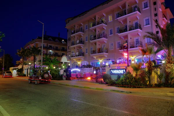 リゾート決済、ホテルのカラフルな照明建物ファサードのナイトライフ. — ストック写真