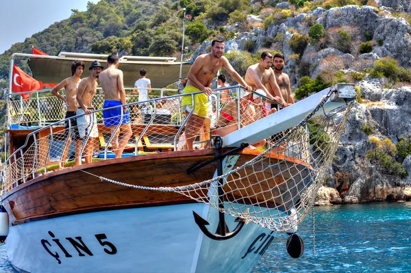 Turisti turchi relax sul ponte escursione yacht, soleggiata giornata estiva . — Foto Stock