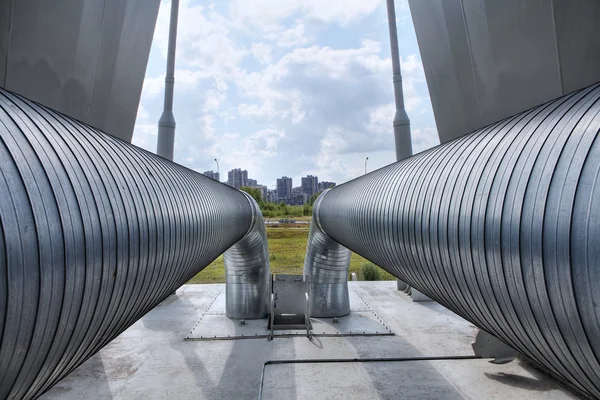 Eau chaude en zone urbaine par canalisation de chauffage principale, par passage de pont — Photo