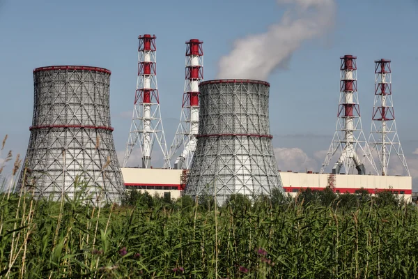 Комбінованої теплової і електростанція, електричні станції — стокове фото