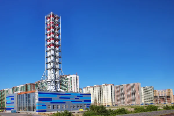 Chimenea caldera industrial moderna, planta de calefacción urbana — Foto de Stock