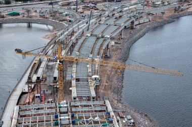 Sarı Liebherr Vinçler üzerinde köprü inşaat işleri