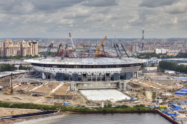 Vista superior de las instalaciones deportivas de construcción, nuevo estadio de fútbol moderno — Foto de Stock