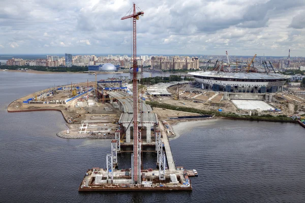 Building tower crane working on construction of bridge and highway — Stock Photo, Image