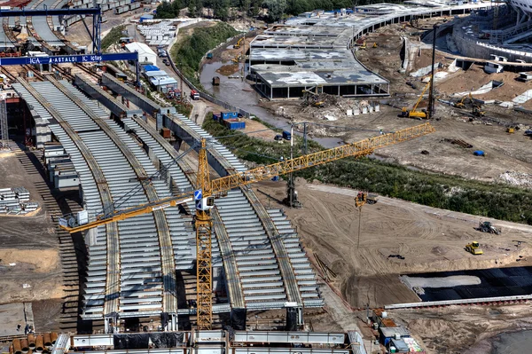 Campi in acciaio del ponte in costruzione, gru a torre Liebherr funzionante — Foto Stock