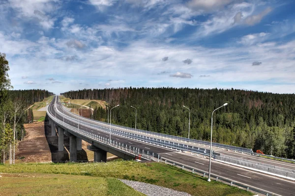 Schnellstraße im Leningrader Gebiet, neue Autobahn Priosersk, Brücke über den Fluss. — Stockfoto