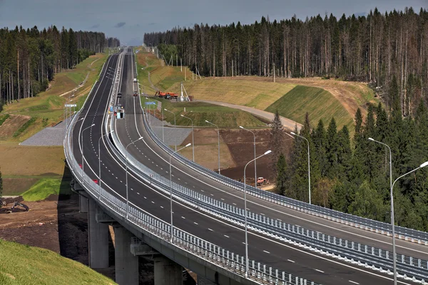 Nuovo ponte stradale in acciaio moderno su supporti in cemento armato . — Foto Stock