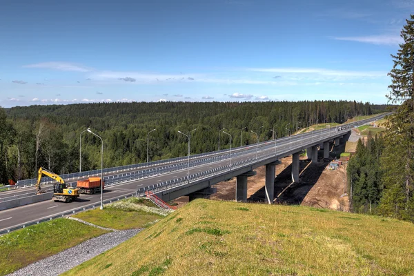 Ponte de aço sobre o fluxo florestal em construção . — Fotografia de Stock