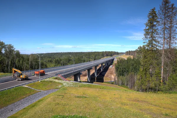 Neue, moderne Straßenstahlbrücke auf Betonpfeilern, im Bau. — Stockfoto