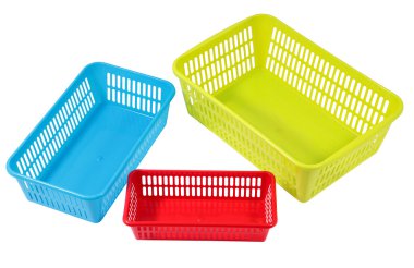 Birkaç küçük farklı renkli plastik sepetler ev kullanımı için