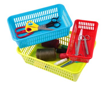 Renkli plastik sepetler ev aletleri depolamak için farklı boyutlarda
