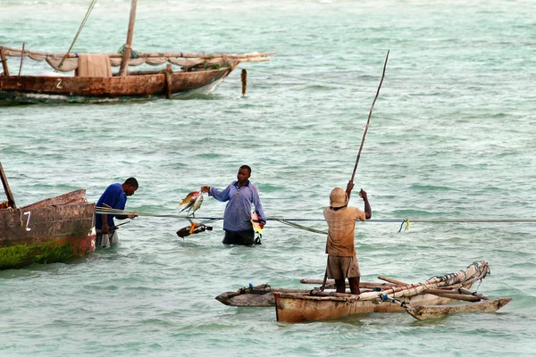 Pesca cerca de la orilla, hombres jóvenes africanos pescadores van a pescar mar . — Foto de Stock