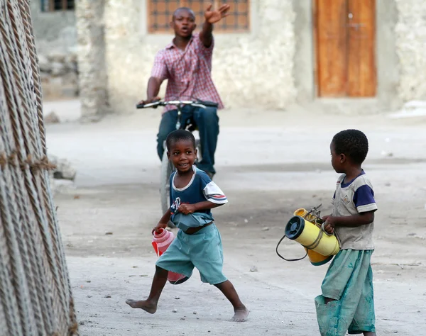 Černých afrických dětí hraje v ulici rybářská vesnice — Stock fotografie