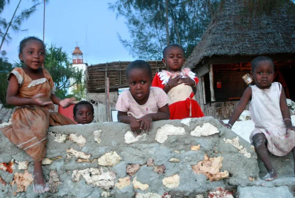 Afrykańskie dzieci zabawy na podwórku w nocy, Zanzibar, Tanzanibar. — Zdjęcie stockowe