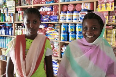 İki genç Afrikalı kız satıcı kız içinde bir dükkan ev Kimyasalları.