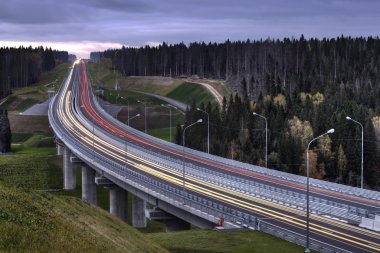 Işık Rus orman akşam akşam otoyol rotaları.