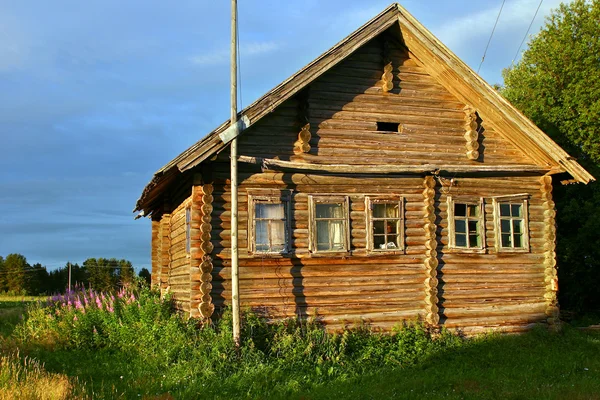 Ancient wooden timbered peasant farm hut illuminated sunsets sun — Stock Photo, Image