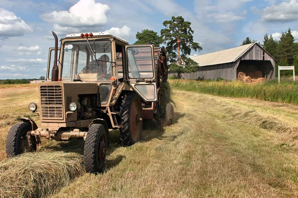 Haymaking tiempo, tractor agrícola ruso con empacadora redonda cosecha heno —  Fotos de Stock