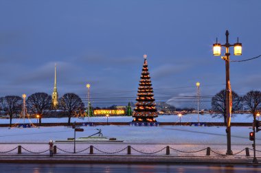 Yeni yıl süslemeleri, yapay Noel köknar ağacı City'de akşam.