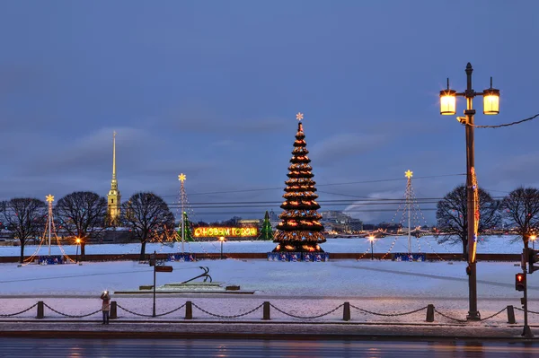 Este a város újévi dekoráció, mesterséges karácsonyi fenyő. — Stock Fotó