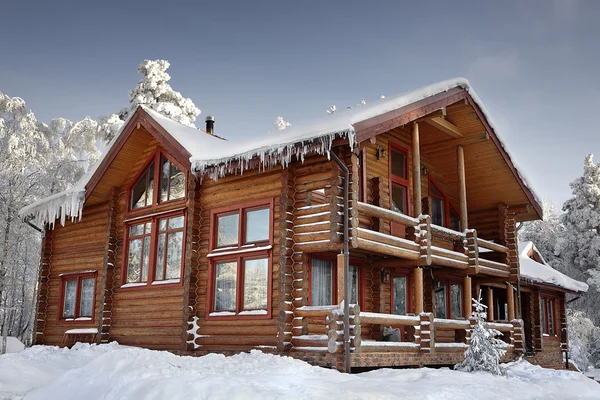 Log home inverno com grandes janelas, varanda e varanda, durante o dia . — Fotografia de Stock