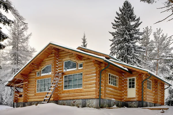 Casa de vacaciones de madera moderna hecha a mano durante el invierno . Fotos De Stock Sin Royalties Gratis