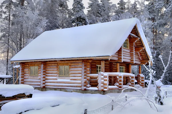 Nueva sauna rusa de madera en un bosque nevado de invierno, día soleado . Imagen De Stock