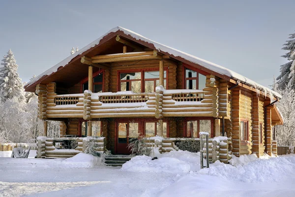 Casa de troncos cubierta de nieve durante el invierno . Fotos De Stock Sin Royalties Gratis