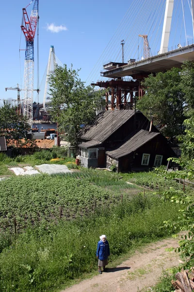 Bau einer Schrägseilbrücke über ein Bauernhaus in einem russischen Dorf. — Stockfoto