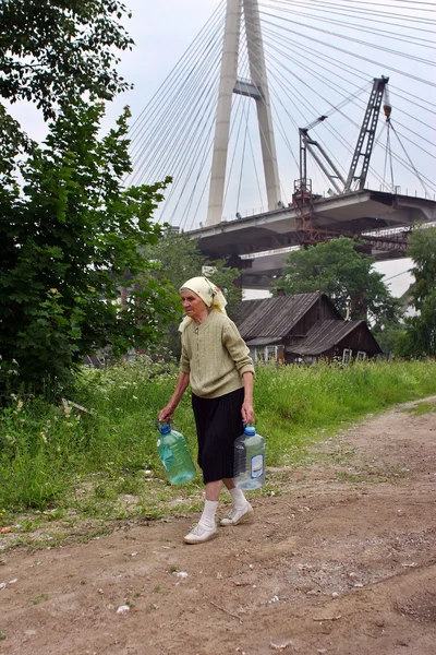 Holderling, der in Haus unter Brücke lebt, geht aufs Wasser. — Stockfoto