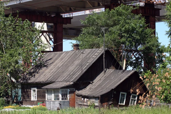 Bouw brug over huis dat is waar boerengezin. — Stockfoto