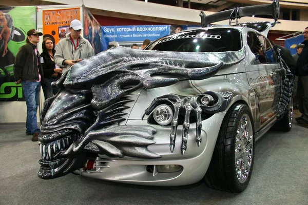 Auto tuning stile alieno, Questo alieno a tema PT Cruiser è stato mostrato al Motor Show . — Foto Stock